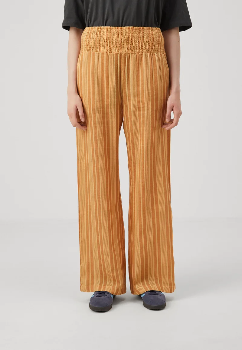 Wholesale online Billabong NEW WAVES - Trousers peach punch Streetwear Sale Streetwear Clothing Socks Casual Trousers