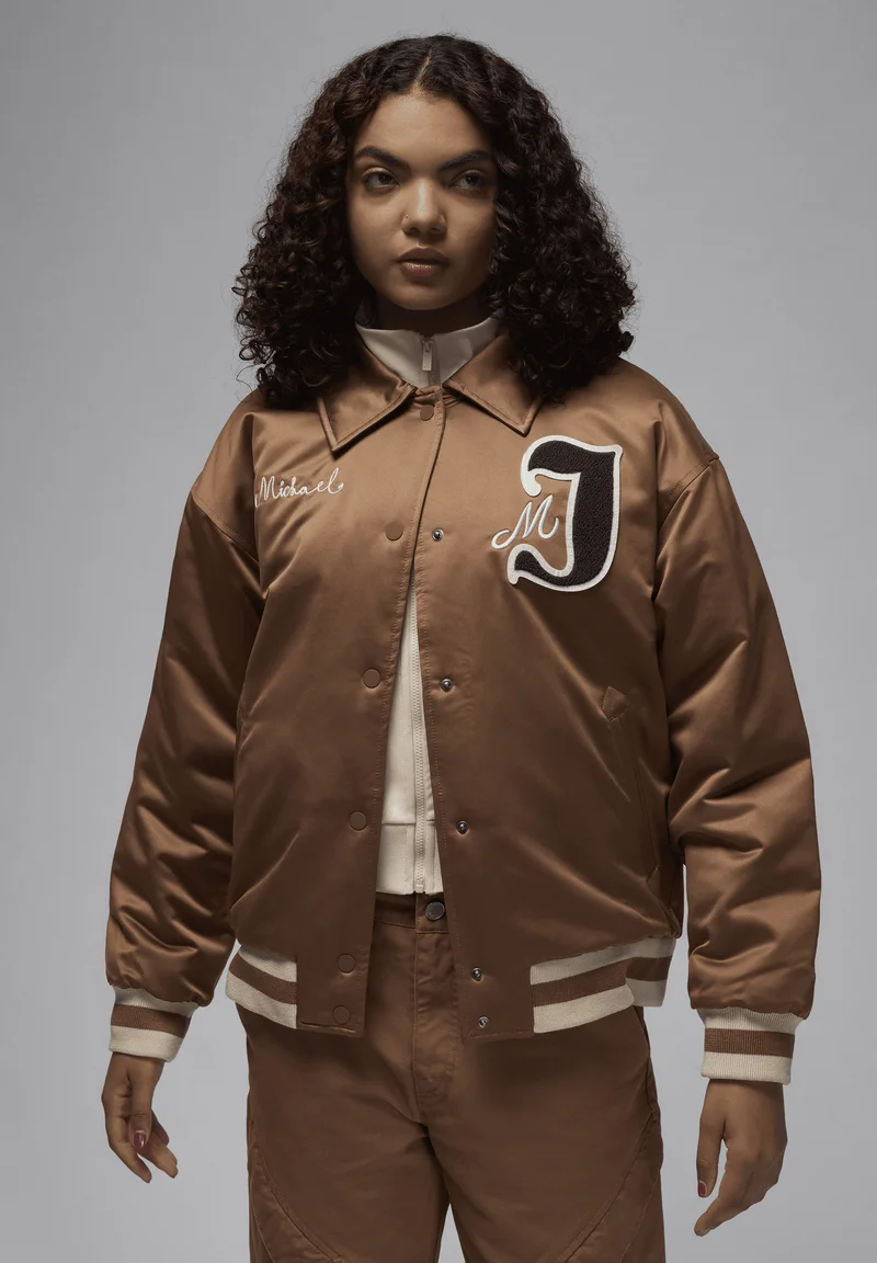 USA Cheap Sale Jordan VARSITY - Light jacket archaeo brown legend light Clothing Jackets & Blazers Bomber Jackets