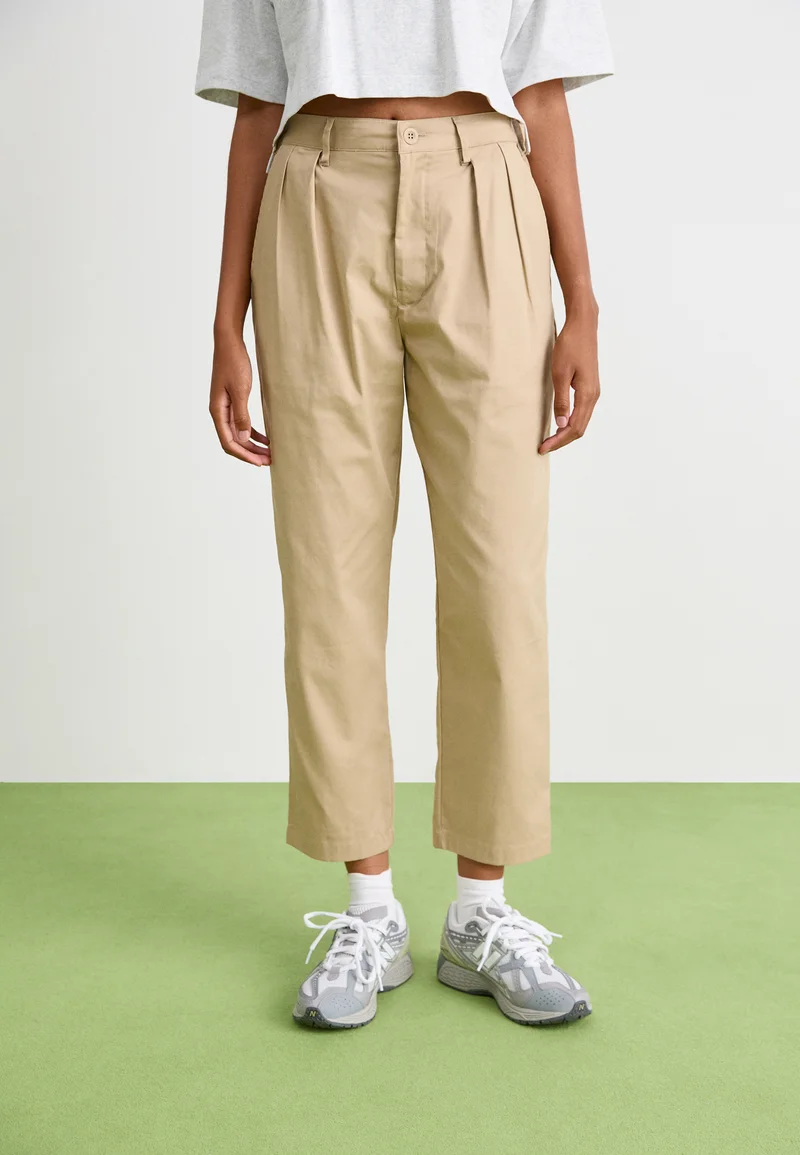 utterly stylish New Balance BOYLSTON TAPERED PANT - Trousers stoneware Streetwear Sale Streetwear Clothing Socks Casual Trousers