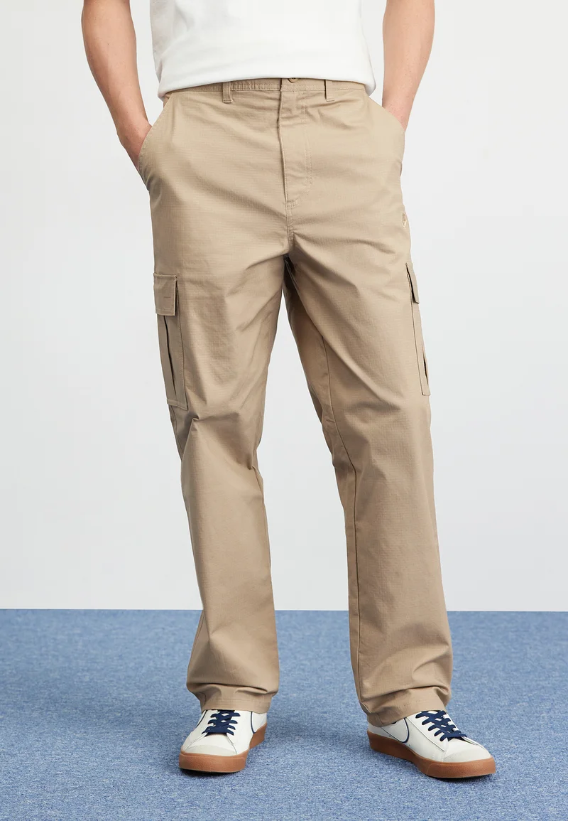 glamorous Nike Sportswear CLUB - Cargo trousers khaki Streetwear Sale Streetwear Clothing Swimwear Cargo Trousers