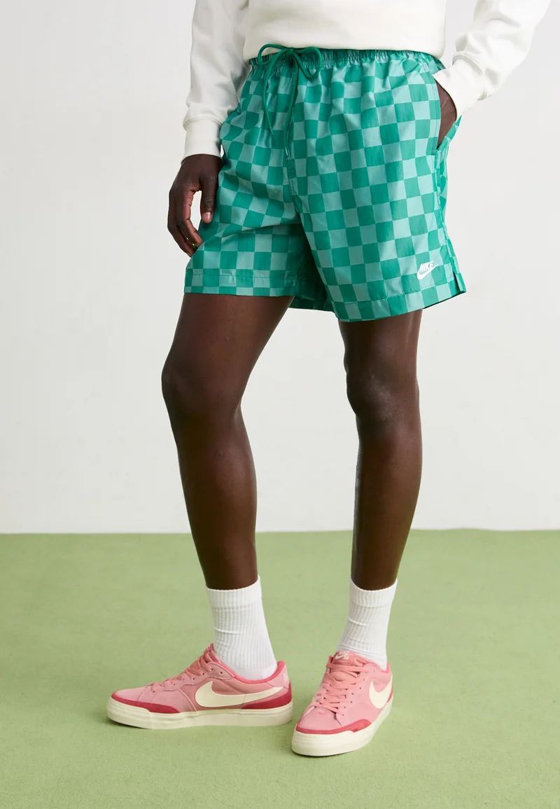 official shop Nike Sportswear CLUB FLOW - Shorts malachite Streetwear Sale Streetwear Clothing Swimwear Casual Shorts