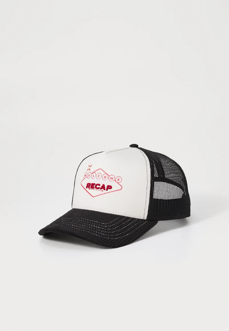 Outlet Online ReCap "WHAT HAPPENS IN..." TRUCKER UNISEX - Cap black/cream Streetwear Sale Accessories Gadgets & miscellaneous Caps