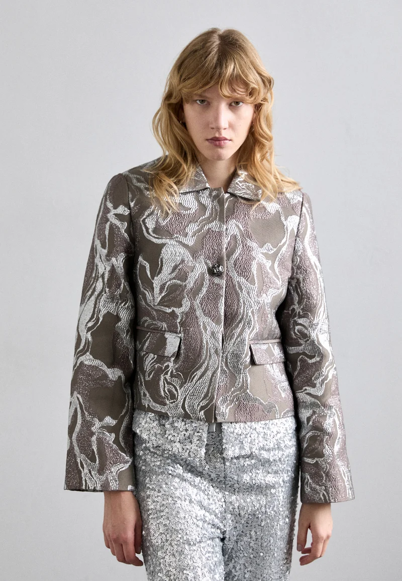 Authorized Site Stine Goya BOXY STRAIGHT JACKET - Blazer silver/taupe Clothing Jackets & Blazers Bomber Jackets